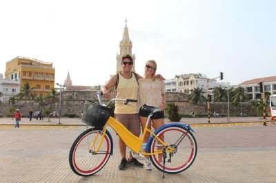 Découvrez cartagena à vélo, au rythme tranquille, avec un guide local, des arrêts photo et tout l’équipement inclus pour explorer la vieille ville et getsemaní.