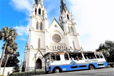Découvrez savannah en 90 minutes à bord d’un trolley avec guide en direct, prise en charge à l’hôtel et navettes illimitées pour explorer les places et le bord de rivière à votre rythme.