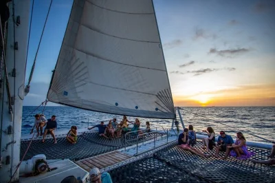 Admirez le coucher de soleil sur la côte de curacao à bord d’un catamaran, avec open bar, snacks locaux, musique et une équipe chaleureuse. boissons et encas inclus.