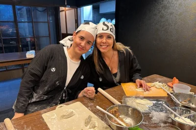 En kioto, aprende a hacer gyozas desde cero, descubre la cultura samurái y disfruta de una clase relajada con instructor en inglés. incluye todo el material necesario.