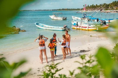 Nuota con le tartarughe marine nella baia di akumal e poi esplora gli antichi cenote nella giungla dello yucatan. guida privata, trasporto dall’hotel e attrezzatura inclusi.