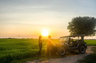 Esplora la campagna di siem reap in jeep, visita un villaggio, scopri un tempio buddista e goditi un aperitivo al tramonto tra le risaie. tour in piccoli gruppi.