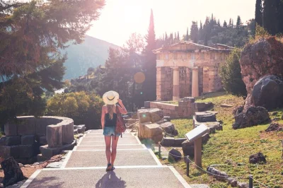 Descubre el antiguo delphi en una excursión de un día desde atenas en grupo pequeño, con guía, entrada al museo, paradas en arachova y almuerzo incluido.