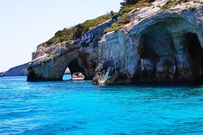 Scopri zakynthos con un tour privato e guida locale. visita navagio, grotte blu, porto limnionas e altro. itinerario flessibile, pick-up ovunque, consigli da veri insider.