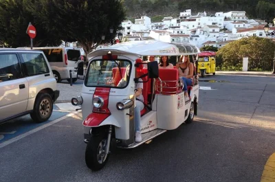 Erlebe mijas pueblo leise im elektrischen tuk tuk, entdecke die altstadt, versteckte viertel & traumhafte aussichten. inklusive privatem transport & lokalem guide.