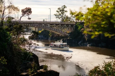 Disfruta en launceston de un tranquilo paseo por cataract gorge, pasa junto a kings wharf, escucha las historias del capitán y relájate con asientos cómodos y comentarios en vivo.