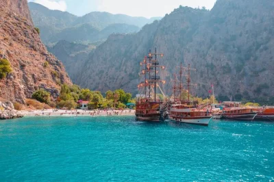 Disfruta un día en fethiye con paseo en barco al valle de las mariposas, baño en la cueva azul y relax en la playa del camello. incluye recogida en hotel y almuerzo fresco a bordo.