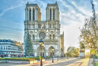 Scopri parigi con un tour a piedi nel centro storico guidato da una guida certificata. ammira notre-dame, il louvre e il fiume senna. accessibile in sedia a rotelle e privato.