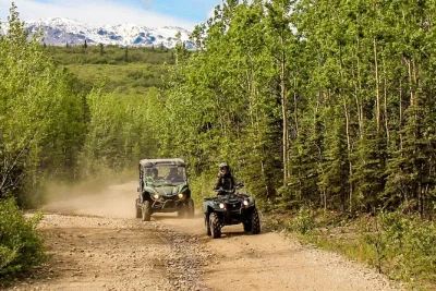 Siente la emoción de los senderos salvajes de alaska en una aventura en atv por denali. cruza arroyos, avista alces y disfruta panorámicas de la cordillera de alaska. incluye recogida en hotel.