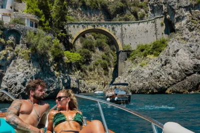 Amalfiküste erleben: bootstour ab neapel mit stopps in positano und amalfi, schwimmen im klaren wasser und leichtes caprese-mittagessen inklusive.