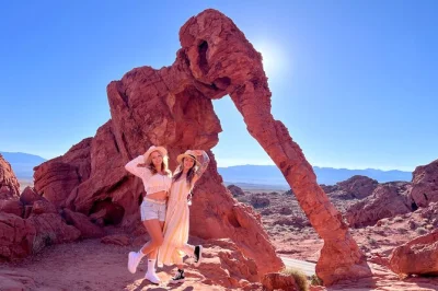Descubra as cores do deserto no valley of fire e red rock canyon em um passeio de um dia saindo de las vegas, com lanches, ingressos e guia local inclusos para uma experiência tranquila.