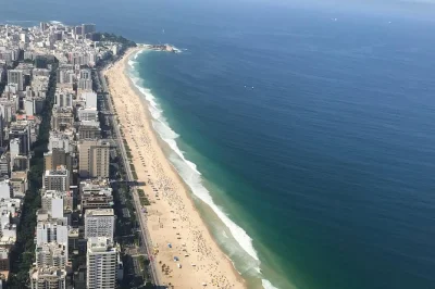 Découvrez rio depuis les airs en hélicoptère, avec un passage au-dessus du christ rédempteur et de la lagoa rodrigo de freitas, options météo flexibles et réservation simple.