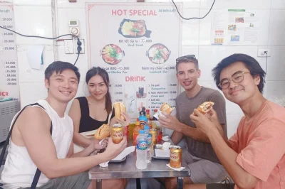 Recorre el barrio antiguo de hanoi con un local, prueba comida callejera, disfruta del café de huevo y ríe en callejones escondidos. grupo pequeño, comida incluida.