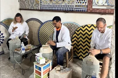 Découvrez marrakech en créant votre propre mosaïque avec un artisan local. transfert hôtel, matériel complet et thé à la menthe traditionnel inclus.