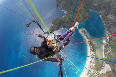 Siente el viento sobre oludeniz en un vuelo en parapente desde babadag, con opciones para volar más tiempo, volar lado a lado y recogida en hotel incluida.