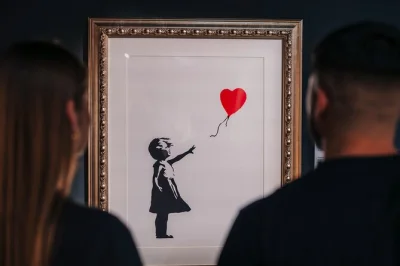 Explore o museu banksy em barcelona com 130 obras recriadas, temas sociais e histórias da arte urbana mundial. ingresso instantâneo, acessível para carrinhos, para todas as idades.