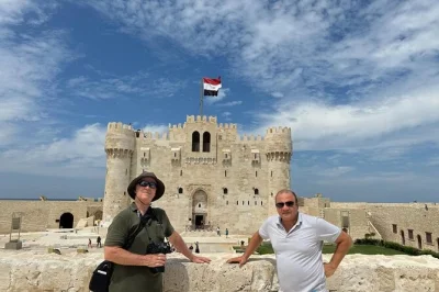 Descubre alejandría en una excursión privada desde el cairo. visita la ciudadela de qaitbay, el teatro romano, la biblioteca de alejandría, con almuerzo y recogida en hotel.