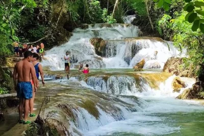 Scopri le fresche piscine naturali delle cascate di copalitilla vicino a huatulco, gusta il caffè locale e assapora un pranzo tradizionale. include pick-up, guida e ingresso.