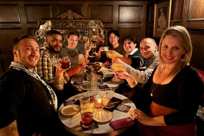 Entdecke geheime türen in new york, genieße handgemixte cocktails in legendären speakeasies und erfahre spannende geschichten aus der prohibitionszeit – mit bevorzugtem einlass ohne anstehen.