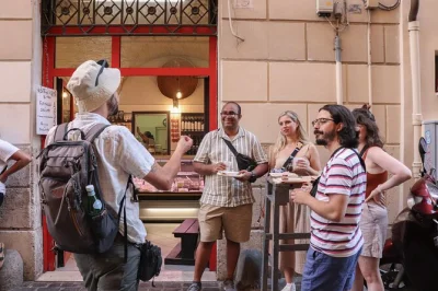 Descubre roma a través de un tour gastronómico por trastevere y campo de’ fiori, probando pasta, porchetta y gelato con un guía local. grupos pequeños y comida completa incluida.