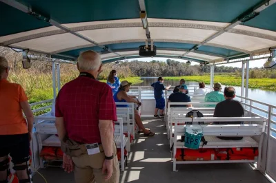 Découvrez la rivière st. johns en floride lors d’une croisière au départ de blue spring, observez les lamantins sauvages et les oiseaux, avec toilettes à bord et guide local inclus.