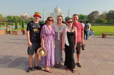 Erlebe den sonnenaufgang am taj mahal, entdecke das agra fort und schlendere durch fatehpur sikri bei einer privaten Übernachtungstour ab delhi. inklusive hoteltransfer und frühstück.