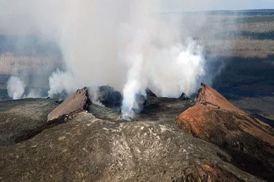 Sinta o calor do kīlauea, caminhe pela areia preta de punaluʻu, prove o café kona e ouça histórias locais neste passeio de um dia pela big island saindo de oahu — inclui voos e entrada no parqu