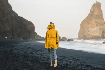 Scopri le cascate, le spiagge di sabbia nera, le escursioni sui ghiacciai e i paesaggi vulcanici dell’islanda in un tour in minibus di 6 giorni con partenza da reykjavik.