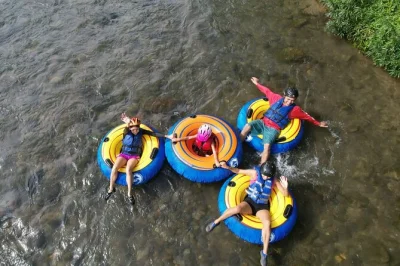 Erlebe river tubing bei la fortuna: rase durch die stromschnellen des arenal, entdecke affen und genieße snacks – geführte tour mit ausrüstung und handtüchern inklusive.