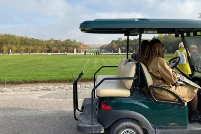 Découvrez versailles en voiturette électrique privée avec un guide local, accès coupe-file au palais, jardins et galerie des glaces, confort garanti.