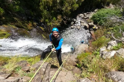 Erlebe canyoning für einsteiger im parque ecológico do funchal auf madeira – mit abholung, kompletter ausrüstung und lokalen guides. inklusive fotos & süßer pause.