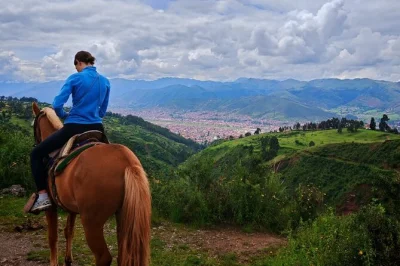 Découvrez l’esprit ancien de cusco à cheval, en explorant inkilltambo et le temple de la lune avec un guide local. prise en charge à l’hôtel et eau en bouteille incluses.