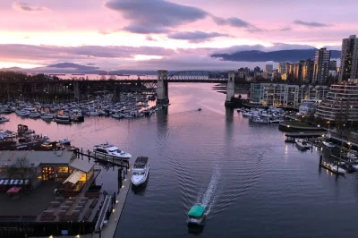 Découvrez vancouver dès la sortie de votre croisière : stanley park, english bay, granville island et gastown avec prise en charge au port, transfert des bagages et guide local avant votre hôtel.