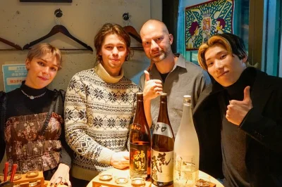 Explora las callejuelas de pontocho en kyoto, disfruta platos izakaya y prueba sake local con guía y grupo reducido. incluye 3 bares, cena, bebidas y punto de encuentro fácil.