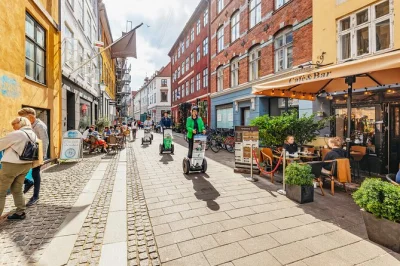 Scivola lungo il lungomare di copenaghen, nyhavn e i palazzi reali con un tour in segway, soste per foto, guida locale e bevanda bio inclusa. gruppi piccoli, facile da iniziare.