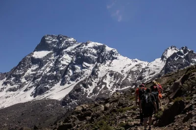 Découvrez les andes de près avec une randonnée au volcan san josé depuis santiago, incluant transfert hôtel, guide local, déjeuner gourmand et verre de vin chilien.