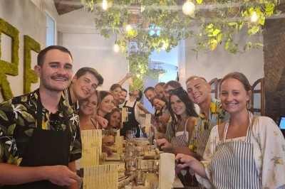 Vive el alma de roma en una clase práctica de pasta y tiramisú cerca de las escalinatas de españa. incluye vino, limoncello y todo lo necesario. reserva fácil y rápido.