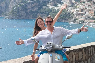 Sinta a brisa na vespa pela costa amalfitana, de positano a ravello. inclui pickup no hotel, motorista experiente e parada para café e doce local.