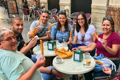 Malaga entdecken: ohne anstehen alcazaba besuchen, lokale tapas mit wein probieren und geschichte mit guide erleben. alle tickets und essen inklusive.