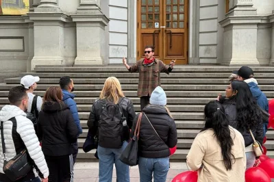 Descubra tbilisi à noite com um passeio a pé tranquilo, degustação de vinhos locais e um passeio de barco pelo rio—guia experiente e ponto de encontro fácil.