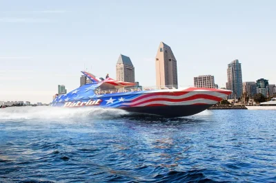 Erlebe den adrenalinkick bei einer jetboot-tour auf der san diego bay – skyline, coronado, 360° drehungen und frische meeresluft. inklusive poncho, zip-beutel und highlights am wasser.