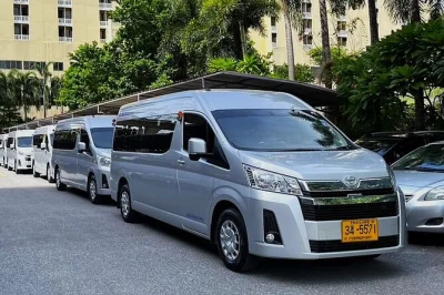 Chegue em bangkok sem estresse com transfer privado do aeroporto, pedágios e estacionamento inclusos. motorista local te espera dentro do terminal, com água e toalhas à disposição.
