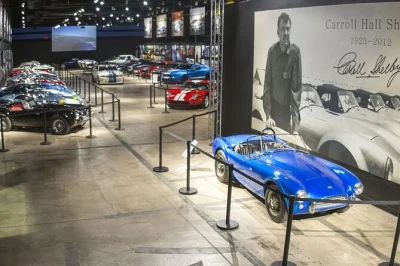 Sinta a potência dos muscle cars clássicos em las vegas com um tour guiado pelo shelby american, acesso à fábrica e um momento especial na parede de assinaturas — com brinde exclusivo.