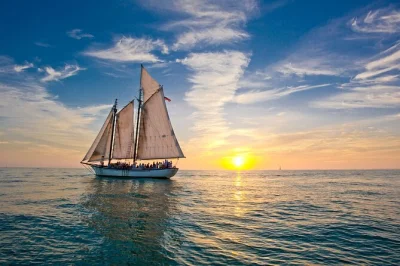 Admirez le coucher de soleil à key west depuis un schooner classique, savourez vin boutique ou cocktails, et dégustez des tapas du chef en naviguant près de mallory square. boissons et prise en cha