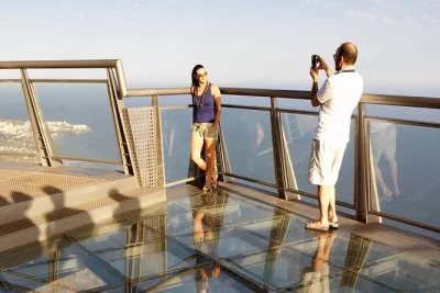 Vivez la fraîcheur de l’atlantique aux piscines naturelles de porto moniz, admirez la vue vertigineuse depuis la passerelle en verre du cabo girão, et flânez dans des villages côtiers lors de ce