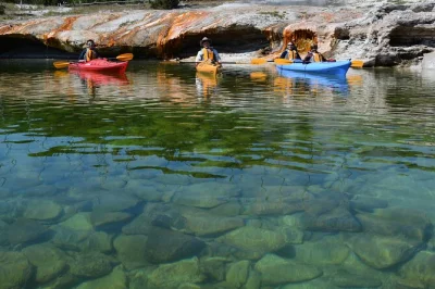 Découvrez le lac yellowstone en kayak dès le matin, au plus près des geysers, avec encas, équipement anti-éclaboussures et guide naturaliste—départ avant que le vent ne se lève.