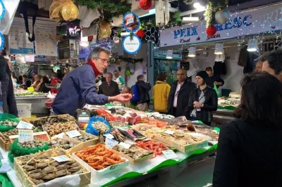 Découvrez le quartier de gràcia à barcelone avec un guide local, dégustez des pâtisseries, explorez deux marchés animés et partagez un déjeuner catalan convivial. petit-déjeuner, en-cas et gu