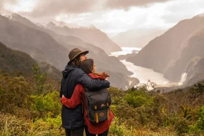 Scopri doubtful sound con una crociera di un giorno da manapouri. incontra delfini, foche e pinguini rari con una guida locale. commento dal vivo e navigazione inclusi.