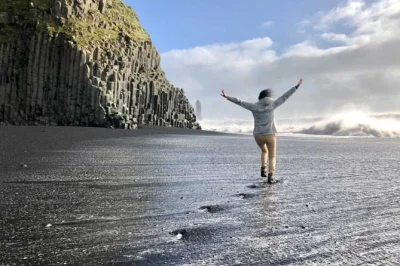 Scopri il ghiacciaio sotto i piedi, cammina dietro la cascata seljalandsfoss e ammira le onde dell’atlantico infrangersi sulla spiaggia nera di reynisfjara—gruppo ristretto con pick-up incluso.