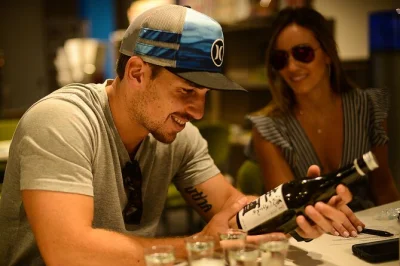 Descubre el distrito fushimi de kyoto con un sommelier certificado en un tour de sake, con cata de más de 10 tipos, aperitivos locales y sala privada. reserva ya.